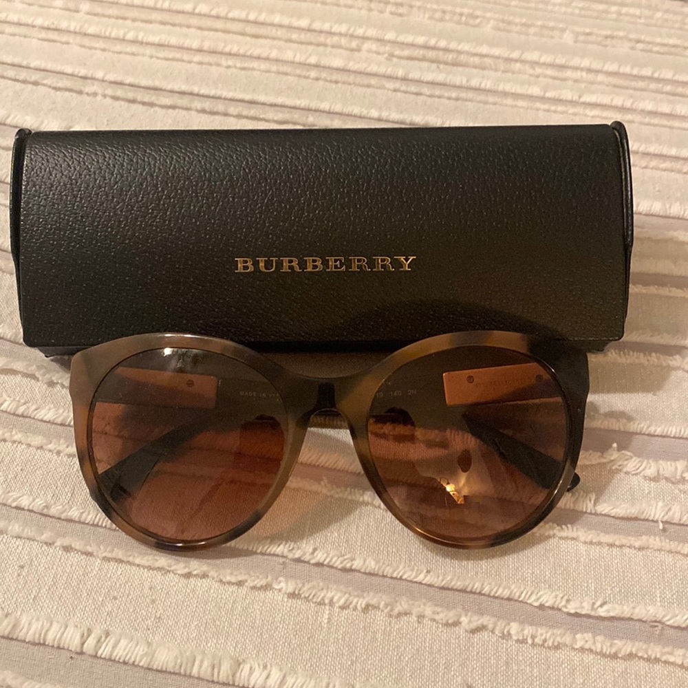 Burberry Sunglasses (BE4236)🕶 great christmas gift!  🎄
